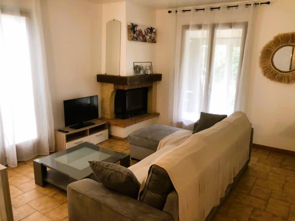 Hotel Les Persedes Lavilledieu  Buitenkant foto