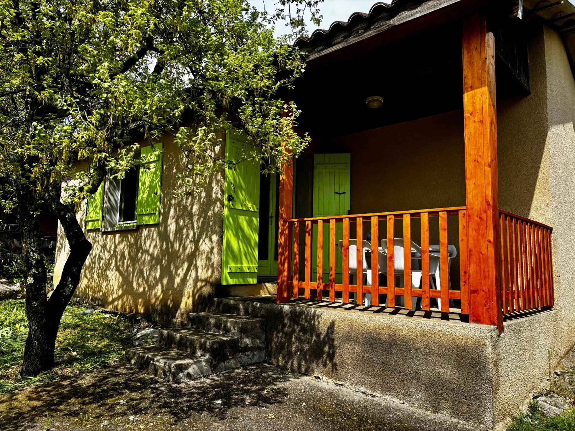 Hotel Les Persedes Lavilledieu  Buitenkant foto