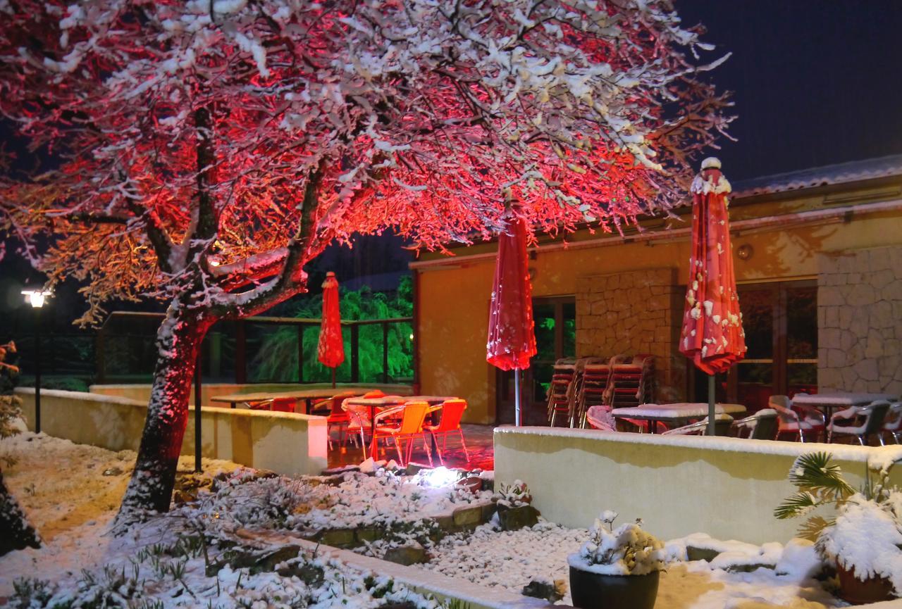 Hotel Les Persedes Lavilledieu  Buitenkant foto